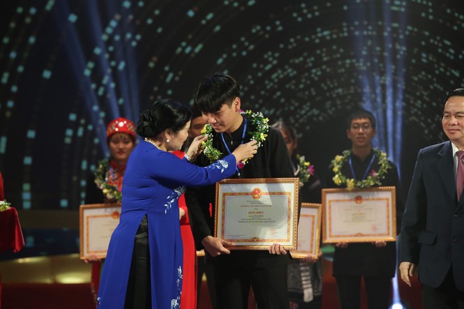 Những chàng trai cô gái dân tộc thiểu số dưới 10 ngàn người đỗ đại học - ảnh 7