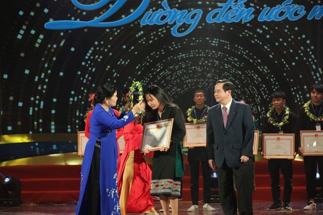 Những chàng trai cô gái dân tộc thiểu số dưới 10 ngàn người đỗ đại học - ảnh 9