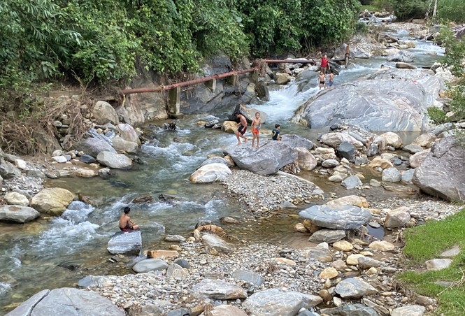 Thăm lại làng 'bệnh lạ' - ảnh 1