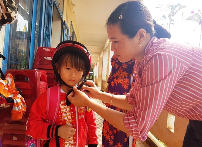 8 năm làm 'xe ôm' miễn phí cho trò nghèo - ảnh 1