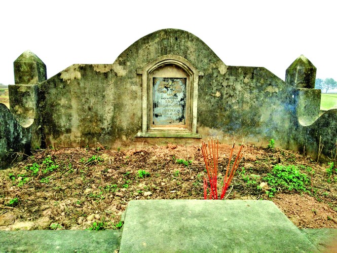 Ngôi mộ thủy tổ họ Nguyễn Hữu cũ 