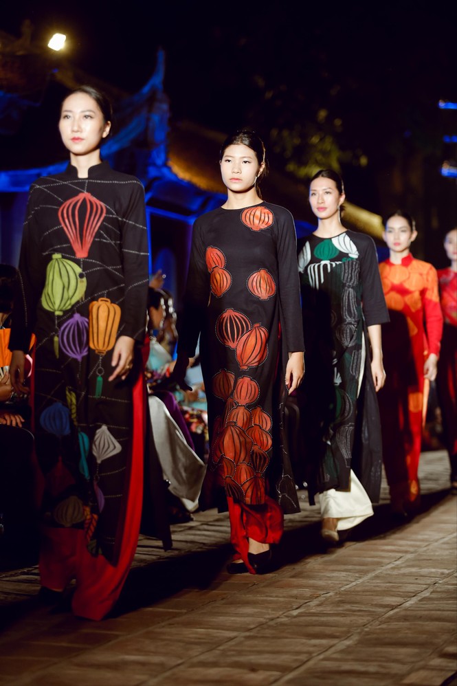 Lung linh áo dài trên nền di sản - ảnh 10