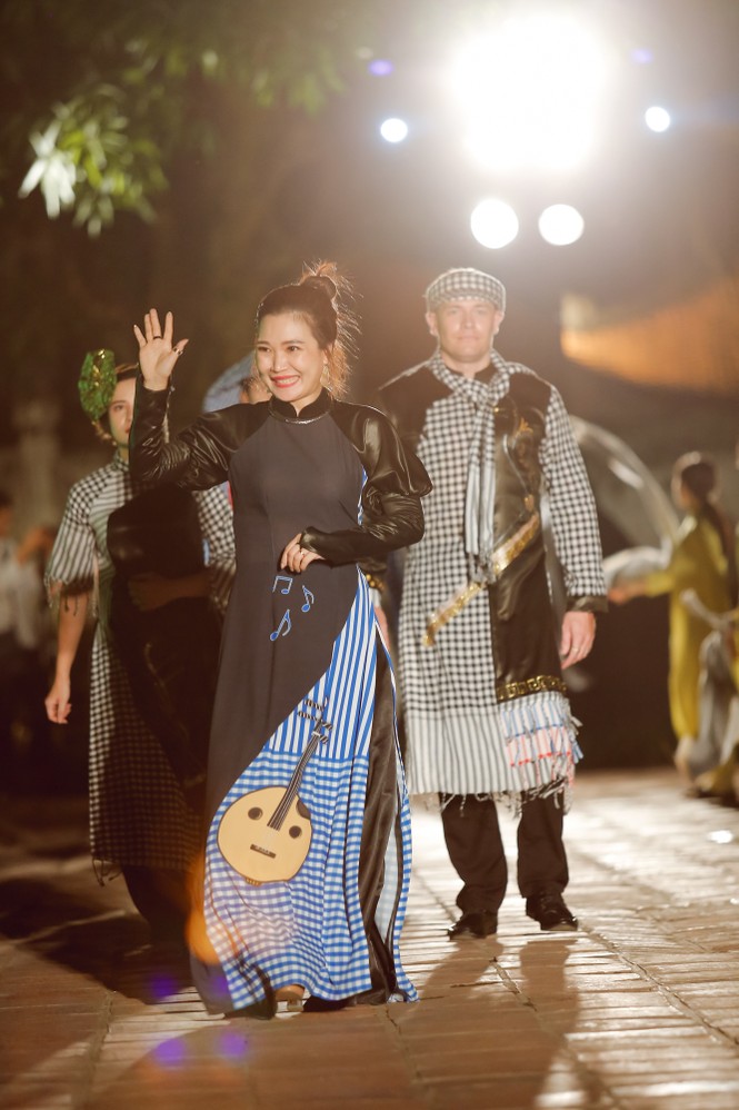 Lung linh áo dài trên nền di sản - ảnh 7