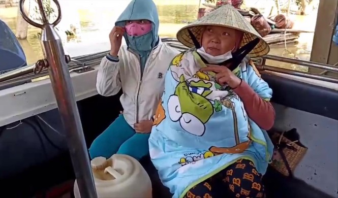 Vớt người trên đỉnh lũ - ảnh 1