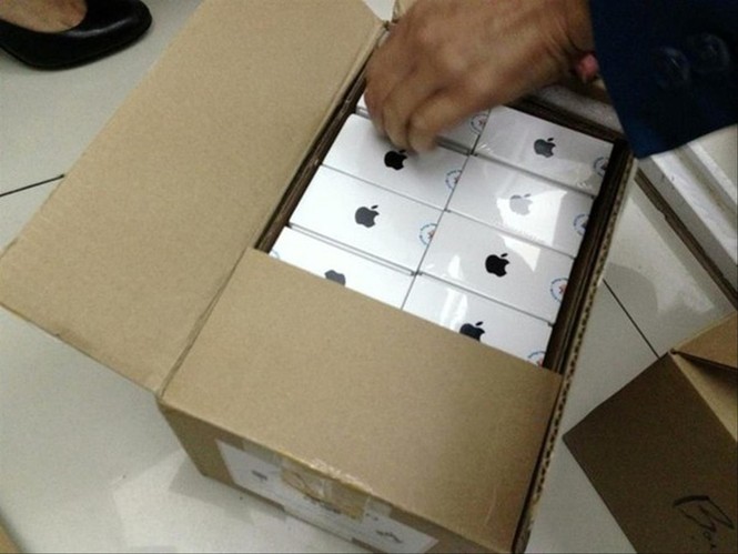 Chiêu tuồn iPhone lậu vào Việt Nam - ảnh 1