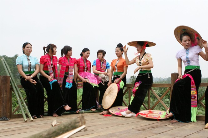 Xứ Mường đãi khách cỗ lá… - ảnh 1