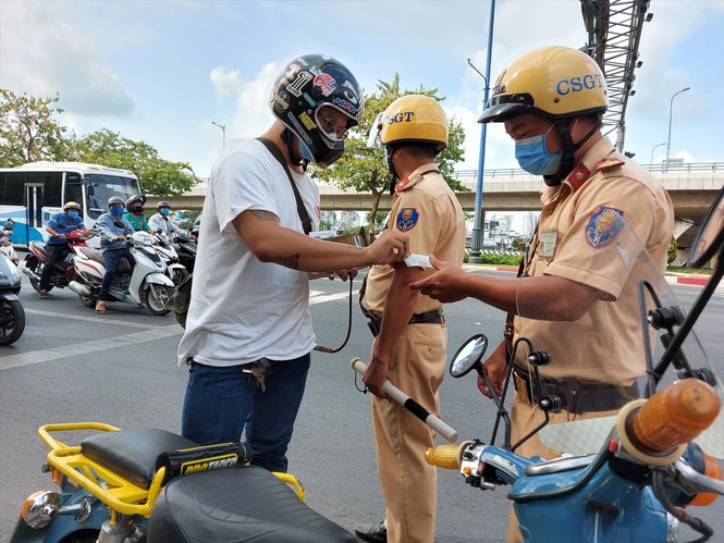 Phạt 'ma men' lái ô tô trên cao tốc, bắt đối tượng mang theo ma túy - ảnh 1