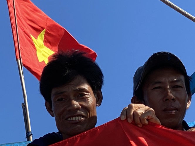 Hãy mang nhiều cờ đến biển! - ảnh 1