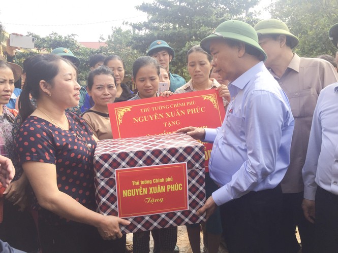 Thủ tướng thăm hỏi, động viên bà con vùng lũ - ảnh 1