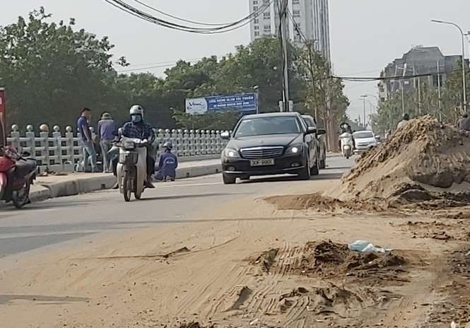 Nhiều đường phố Hà Nội lại chìm trong khói bụi - ảnh 1