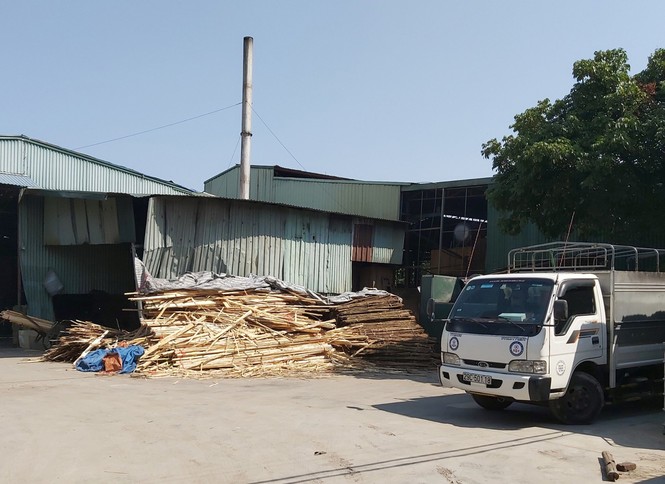 Cận cảnh nhà xưởng xả khói đen khét lẹt giữa khu dân cư Hà Nội - ảnh 4