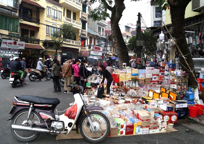 Cuối năm, người đi bộ ở Hà Nội lại bị 'đẩy' xuống lòng đường - ảnh 6