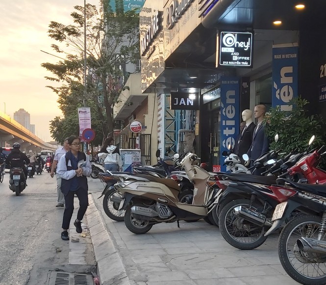 Cuối năm, người đi bộ ở Hà Nội lại bị 'đẩy' xuống lòng đường - ảnh 4