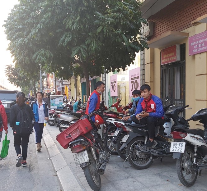 Cuối năm, người đi bộ ở Hà Nội lại bị 'đẩy' xuống lòng đường - ảnh 5
