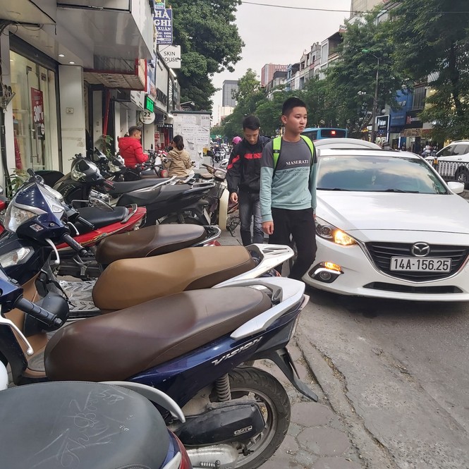Cuối năm, người đi bộ ở Hà Nội lại bị 'đẩy' xuống lòng đường - ảnh 1