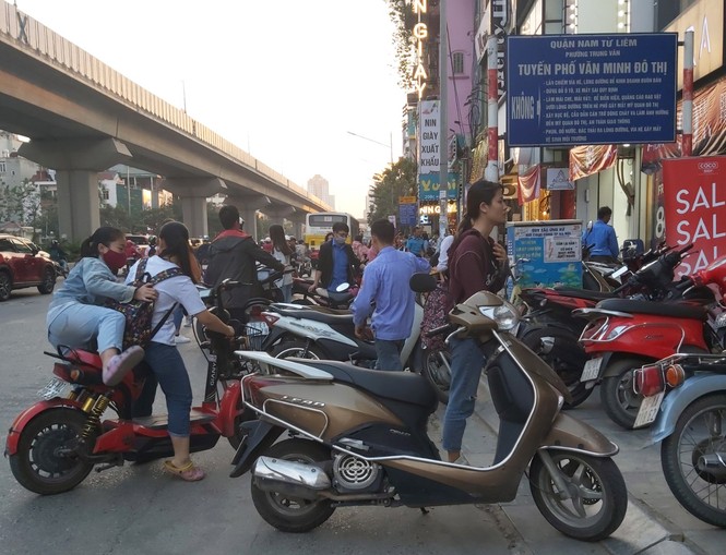 Cuối năm, người đi bộ ở Hà Nội lại bị 'đẩy' xuống lòng đường - ảnh 3