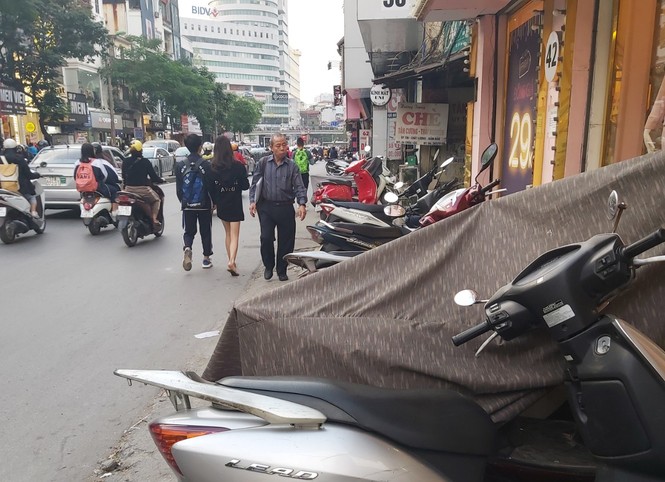 Cuối năm, người đi bộ ở Hà Nội lại bị 'đẩy' xuống lòng đường - ảnh 2
