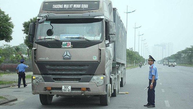 Ẩn họa từ việc “hô biến” container thành xe ben chở đất đá - ảnh 2