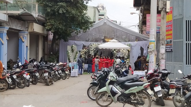Chuyên gia lên tiếng về tình trạng chặn đường dựng rạp đám cưới - ảnh 1
