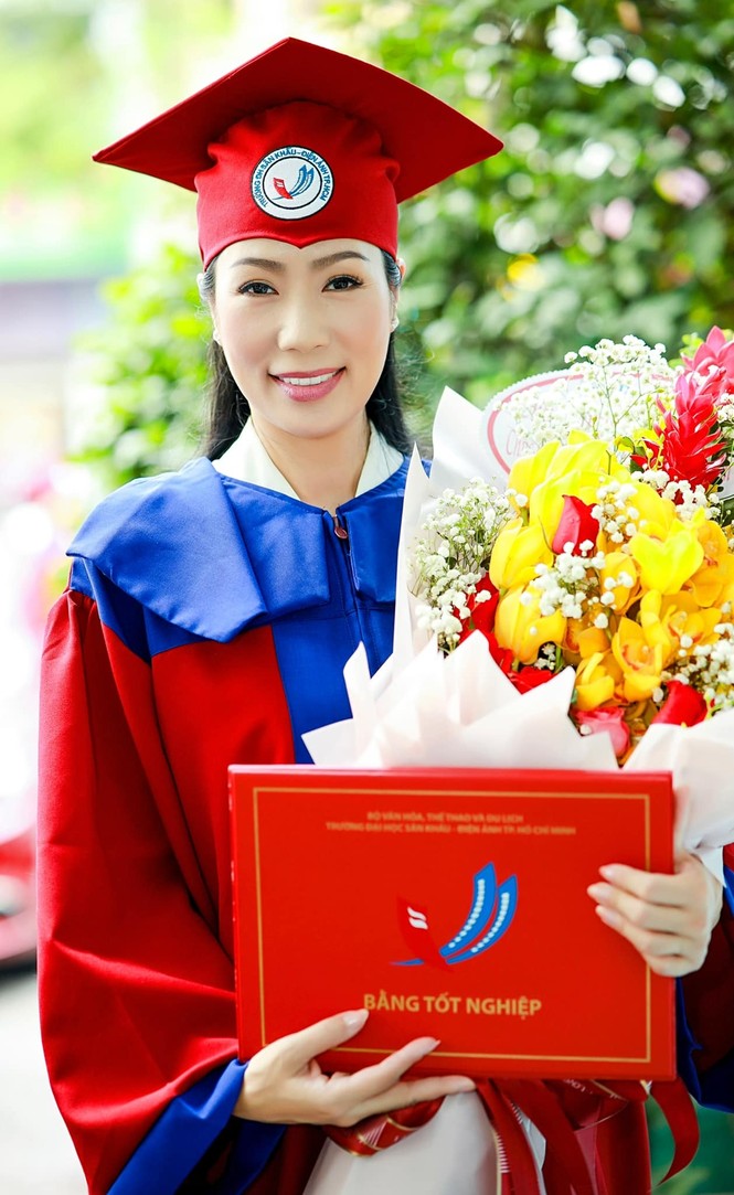 Á hậu Trịnh Kim Chi tốt nghiệp Cử nhân Đại học Sân khấu - Điện ảnh ở tuổi 49 - ảnh 1