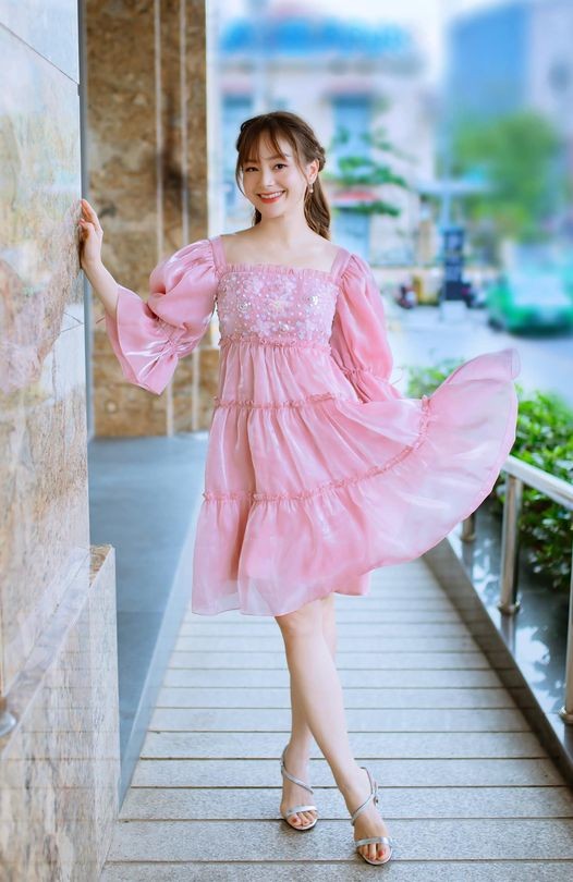 Hoa hậu Đỗ Thị Hà diện đầm khoét eo quyến rũ nhất tuần - ảnh 3