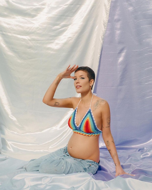 Halsey thông báo mang thai bằng ảnh bầu bán nude - ảnh 1