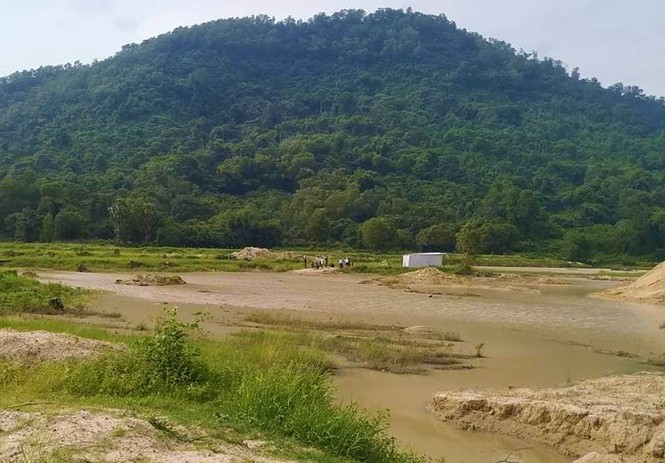 Tắm tại hồ đang nạo vét, 3 học sinh tiểu học đuối nước thương tâm - ảnh 1