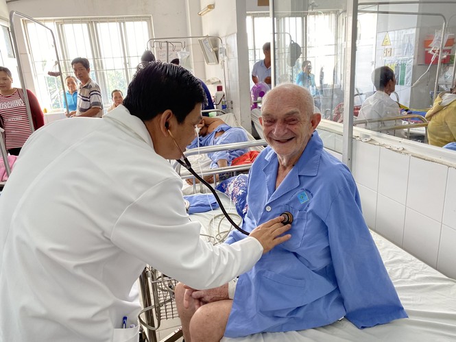Bác sĩ Việt Nam cứu sống cụ ông người Bỉ nhồi máu cơ tim nguy kịch - ảnh 1