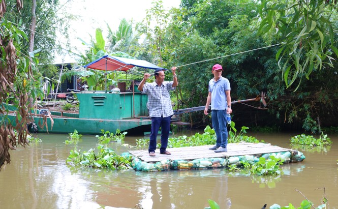 Nông dân sáng kiến thu gom vỏ thuốc bảo vệ thực vật làm bè qua sông - ảnh 10
