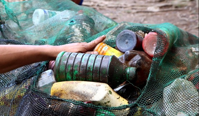 Nông dân sáng kiến thu gom vỏ thuốc bảo vệ thực vật làm bè qua sông - ảnh 4