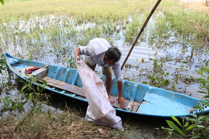 Nông dân sáng kiến thu gom vỏ thuốc bảo vệ thực vật làm bè qua sông - ảnh 2