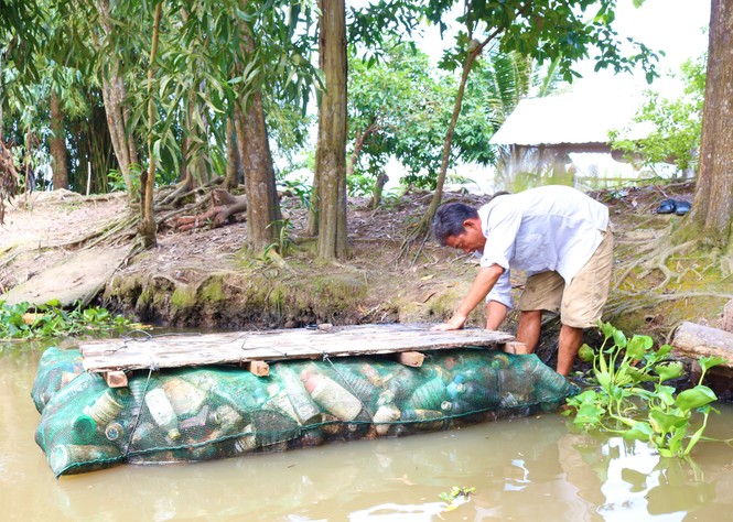 Nông dân sáng kiến thu gom vỏ thuốc bảo vệ thực vật làm bè qua sông - ảnh 7
