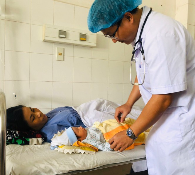 Cứu sống mẹ con sản phụ suýt chết vì sốt xuất huyết - ảnh 1