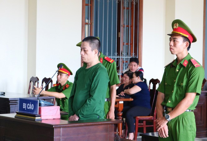 Chồng 'phê' ma túy đâm vợ 20 nhát - ảnh 1