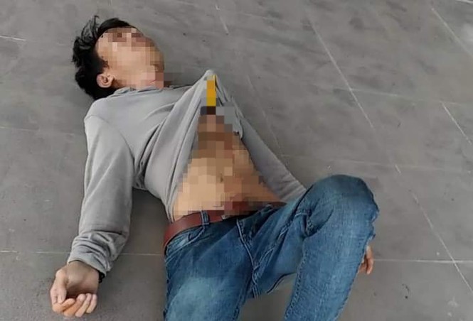 Nam thanh niên nghi ngáo đá cầm dao đâm vào ngực - ảnh 1