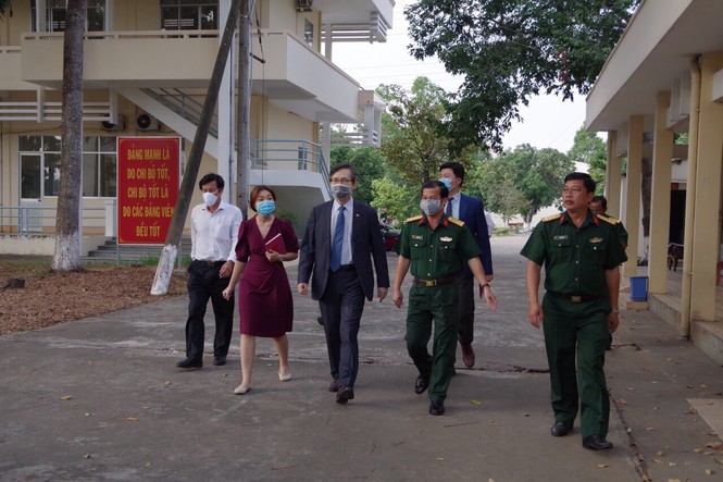 Tổng lãnh sự quán Hàn Quốc thăm khu cách ly dịch Covid-19 tại Cần Thơ - ảnh 1