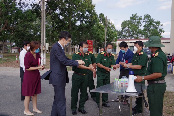 Tổng lãnh sự quán Hàn Quốc thăm khu cách ly dịch Covid-19 tại Cần Thơ - ảnh 2