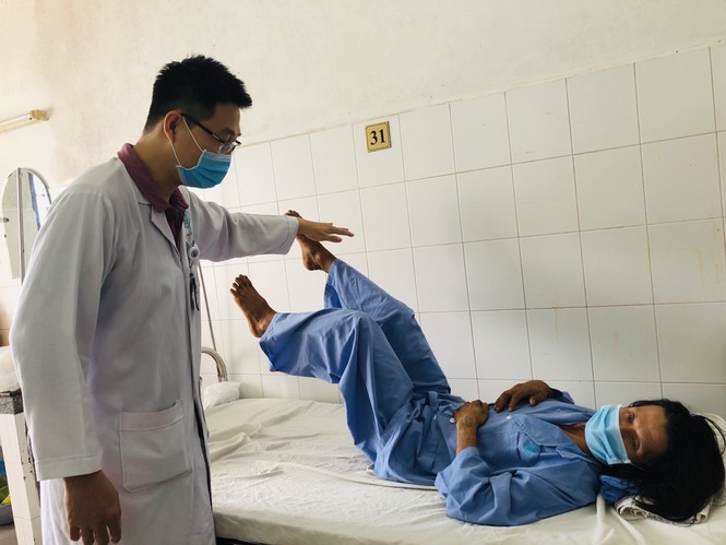 Trèo cây hái dừa, nam thanh niên ngã nát đốt sống - ảnh 2