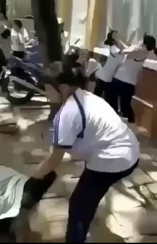 Lý do học sinh Cần Thơ đánh bạn trước cổng trường - ảnh 1