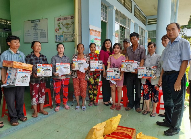 Sau tiếng nổ lớn, 7 căn nhà ở Châu Đốc bị thiêu rụi - ảnh 2