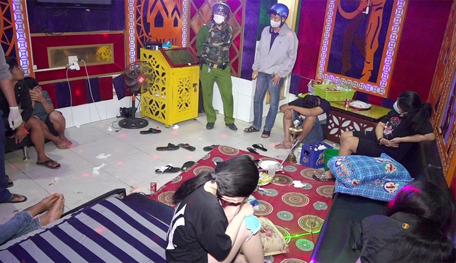 Bắt quả tang 19 nam nữ 'bay lắc' trong quán karaoke lúc nửa đêm - ảnh 2