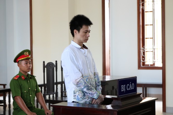 Mang 11 sừng tê giác về Việt Nam đổi lấy hơn 12 năm tù - ảnh 1