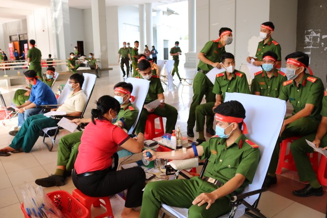 Hơn 100 cán bộ, chiến sĩ Công an tỉnh An Giang tham gia Chủ nhật Đỏ - ảnh 10