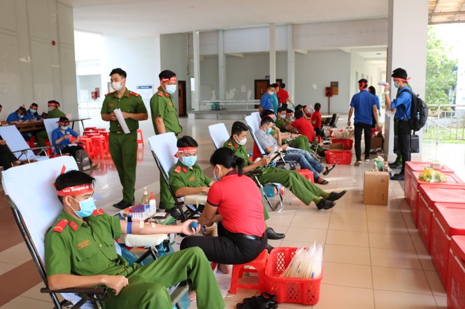 Hơn 100 cán bộ, chiến sĩ Công an tỉnh An Giang tham gia Chủ nhật Đỏ - ảnh 11