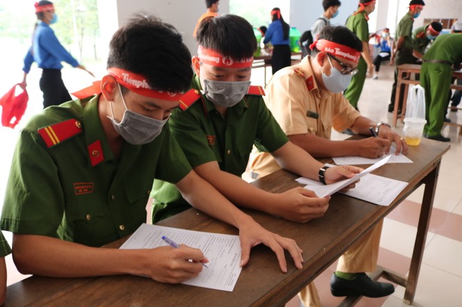 Hơn 100 cán bộ, chiến sĩ Công an tỉnh An Giang tham gia Chủ nhật Đỏ - ảnh 3