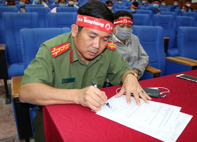 Hơn 100 cán bộ, chiến sĩ Công an tỉnh An Giang tham gia Chủ nhật Đỏ - ảnh 1