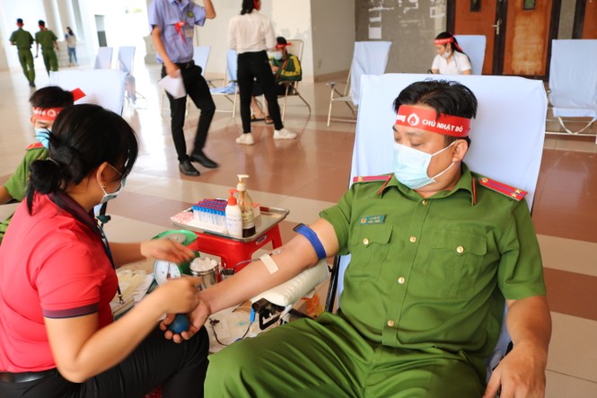 Hơn 100 cán bộ, chiến sĩ Công an tỉnh An Giang tham gia Chủ nhật Đỏ - ảnh 8