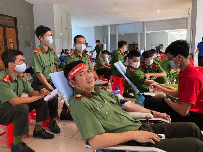Hơn 100 cán bộ, chiến sĩ Công an tỉnh An Giang tham gia Chủ nhật Đỏ - ảnh 2
