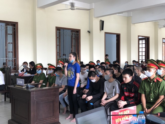 Đánh nhau kiểu 'ăn đứng, thua nằm', 24 bị cáo lĩnh án - ảnh 1