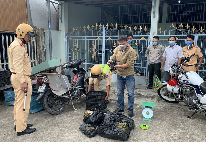 Hóa trang cũng không thoát khỏi.... công an - ảnh 3